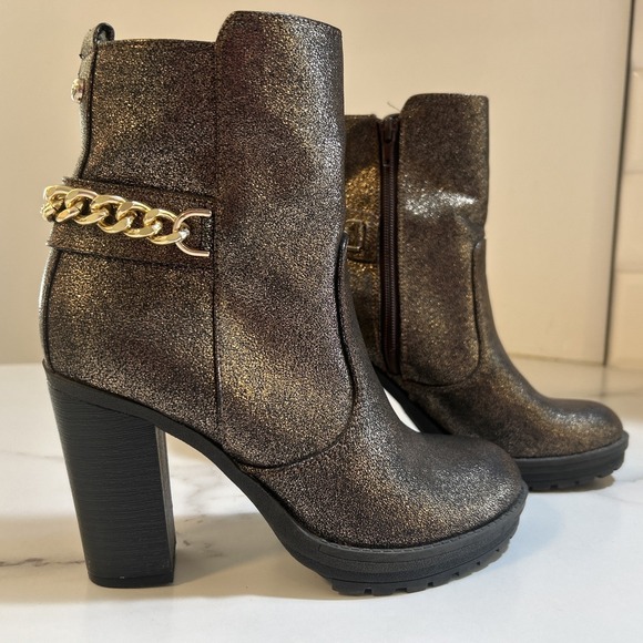 GUESS GGGreedy Women's 6M Ankle Booties Block Heel Gold Metallic Chain - Picture 1 of 8